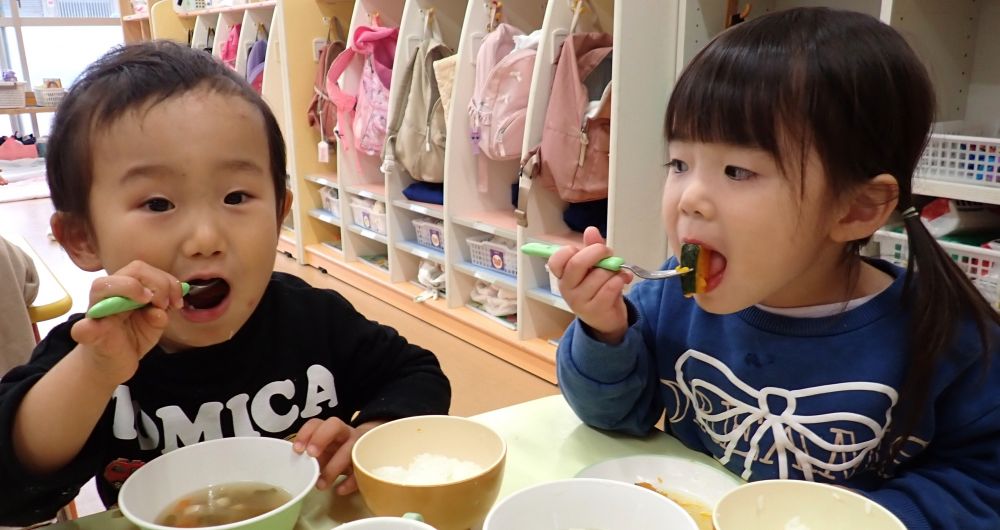 だんだんと風が冷たく感じる季節になりました。
子どもたちは元気よく外遊びをしてからだを動かしています。
今日の給食は「さばのみそ煮」と「けんちん汁」でした。
🐻お魚は食べやすいみそ味で、ペロッと食べていました😋