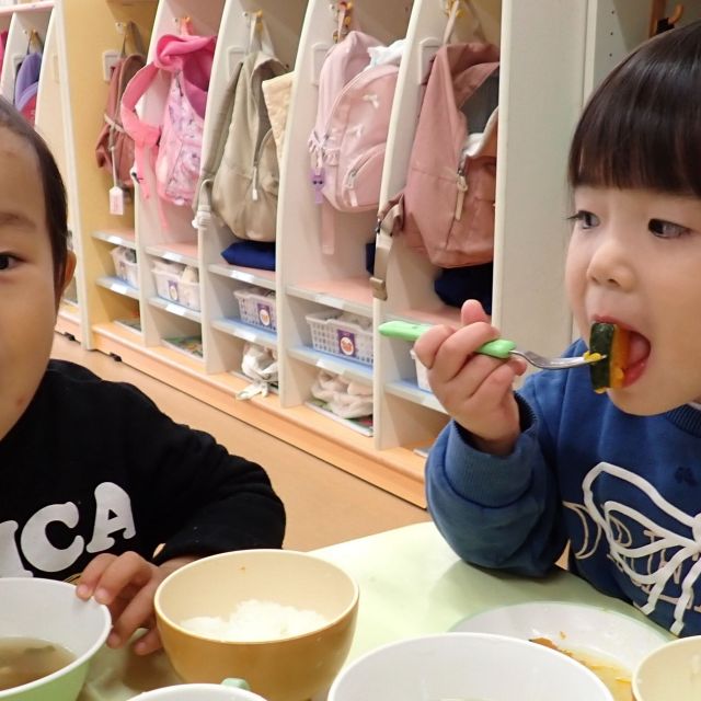 ＊　給食時間の様子　（すいみい保育園）　＊