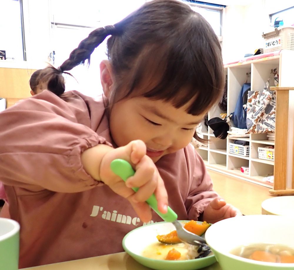 🐤お魚を上手にフォークでさして　
もりもり食べてくれました。
苦手な野菜も少しずつ食べられる量が増えてきています💗