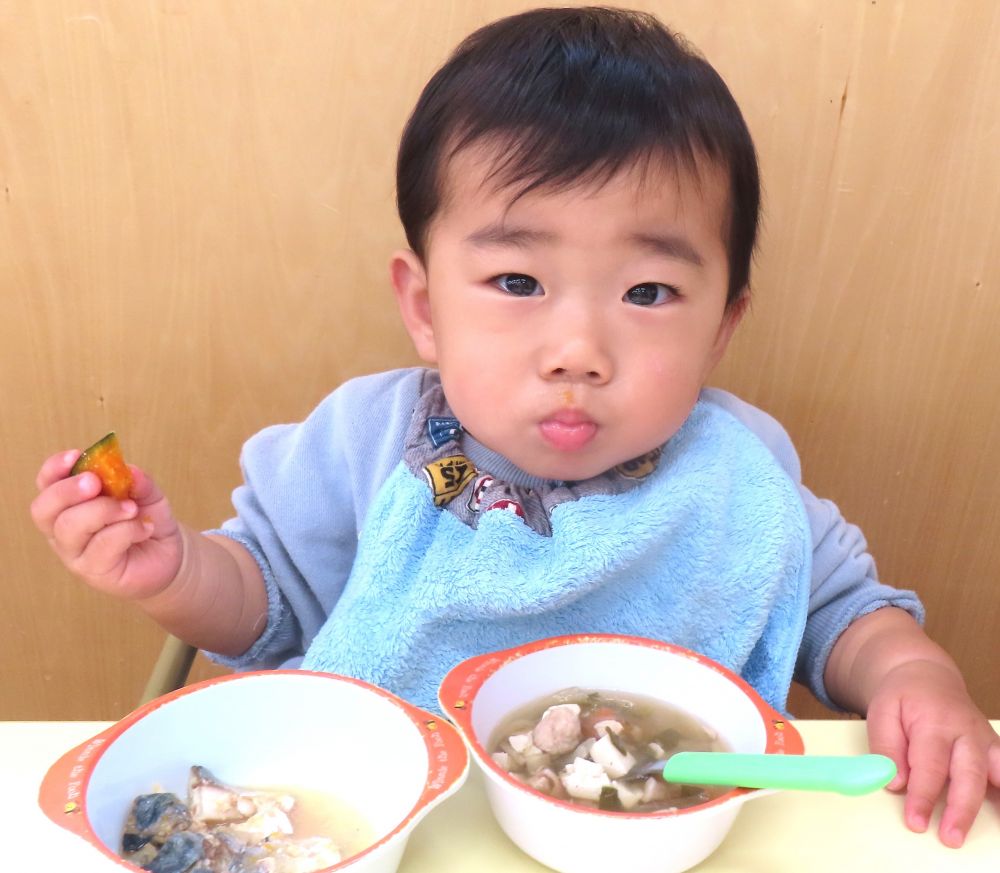 🐰お魚はどうしても食べにくいけど　　
ご飯と混ぜると食べやすいようです。
けんちん汁もお皿を自分で持って　
ごくごく飲み干し、完食です✨