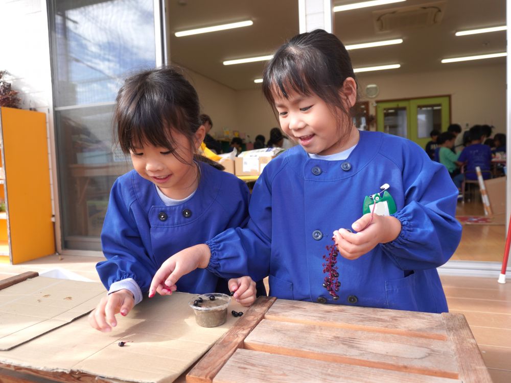 「こんなケーキがあったらいいな…」
イメージを膨らませた可愛いケーキや
本物そっくりなリアルなケーキなど
一人ひとりの工夫がいっぱい詰まっています♡



「土粘土でもケーキ作れるんじゃない？」
「カップに入れてトッピングしたらいいかも！」
普段の遊びで楽しんでいる土粘土を取り入れることに！
実をトッピングにつかうことでリアル感が増しています♡