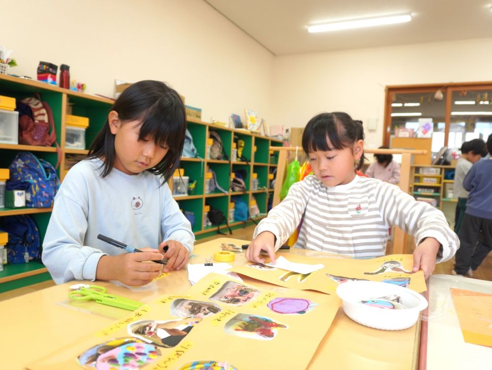 振り返りの時間・・・
「Sちゃんは何ケーキを作ったんですか」
「それは何ケーキですか」
他のグループの質問から”何ケーキか”が毎回気になる様子…
「何ケーキか分かるようにメニュー作ったらいんじゃない？」
「ケーキの写真と名前を書くとかさ！」
アドバイスを受けてメニューを作ることに！

困ったときや悩んだときはクラス全体で共有して意見を出し合っています♡