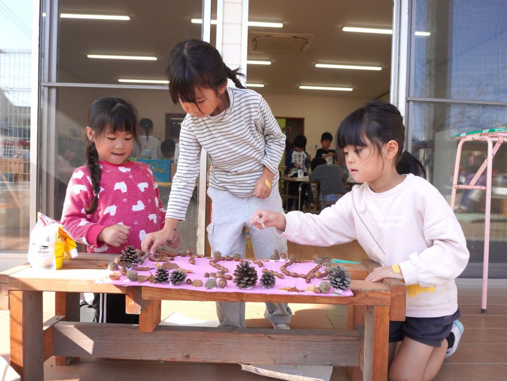 自然物をいっぱい使った看板作りにも取り組んでいます♡