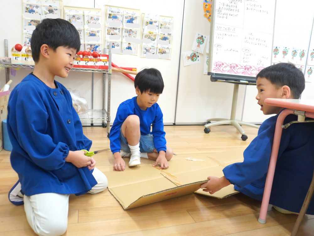 想像していたことも実際にやってみるとイメージと違うことも・・・
そんなときは臨機応変にゲーム内容を変更しながら進めています！



どんぐりを投げてカップに入るとあたり・はずれがある『スポットゲーム』
どんなゲームにするか…
何を使って作るか…
みんなで話し合いながらまずは土台を作ります！