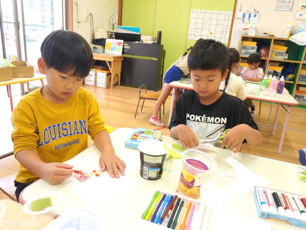 「あたり・はずれって書いとるだけじゃ小さいクラスの子わからんかも…」
「小さい子も好きな絵を描く？」
「その絵をカップに貼ったら良いね！」
