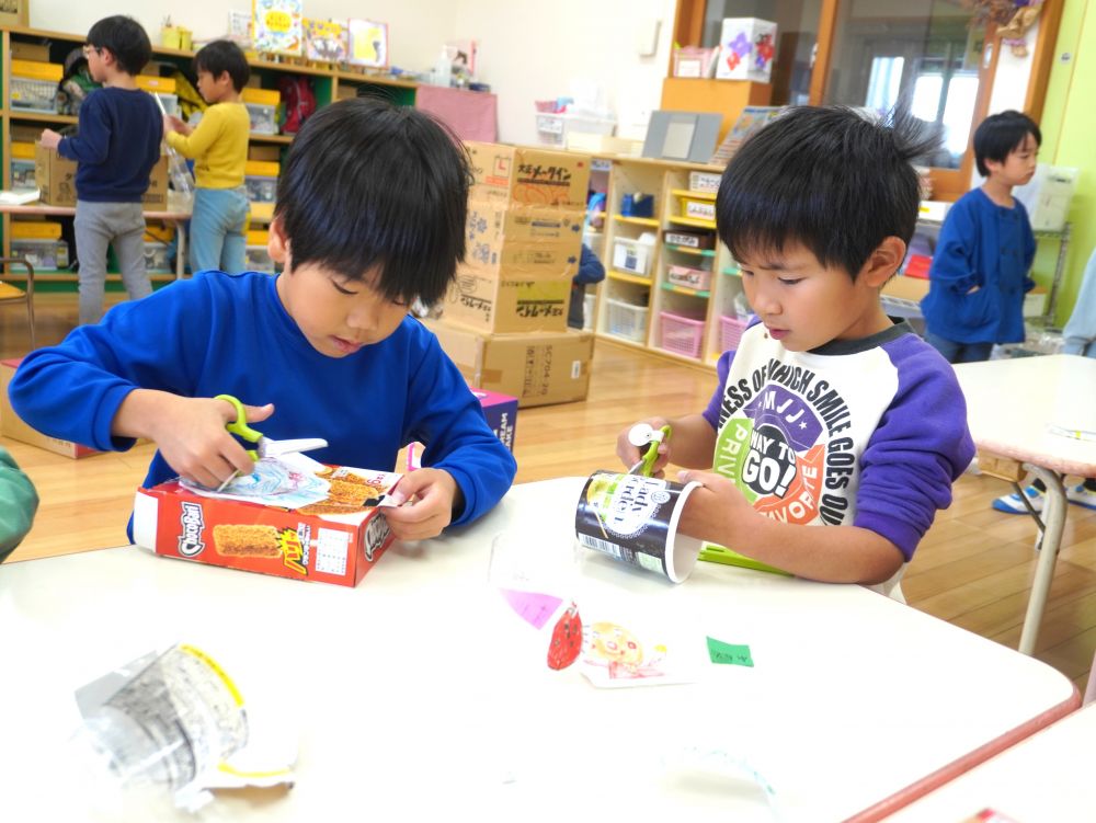 グループの仲間と話したり一緒に作ったりして協力することを意識する・・・
簡単なようで難しい”協力”
意見のすれちがいでトラブルもありますが相手の意見も聞いて受け入れようとする姿も増えてきました♡



どんぐりを投げて…
カップに入っても入らなくてもそこで止まって自分で取りに行かないといけない…
「坂にしたら自分の所に帰ってくる？」
「カップには穴を開けたら出てくるんじゃない？」
みんなで考えた！！！ナイスアイデアだと思います！！