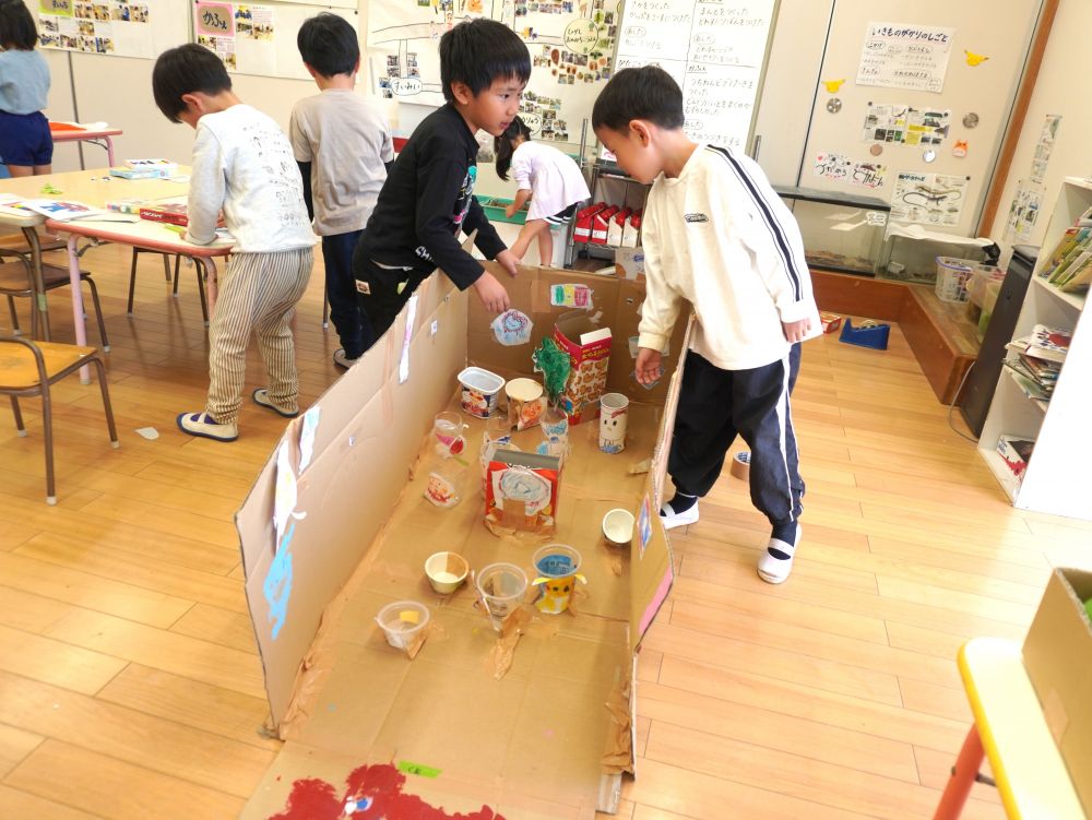 「穴の向きを考えないと出てこないよ」
「坂がもう少し高い方が転がりやすいかも」
考えて…　話し合って…　工夫して…
投げたどんぐりが転がって戻ってくる仕組みってすごい工夫ですよね♡