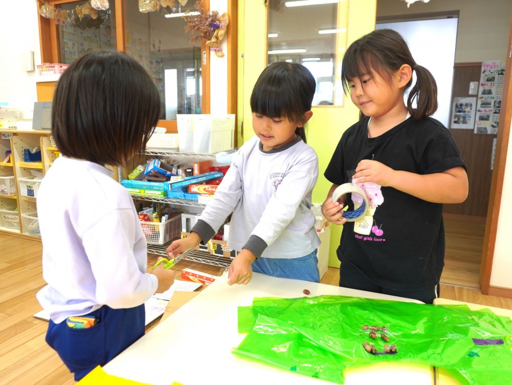 新しいことに挑戦しながら今までとは違った衣装作りを楽しむ『アイドルグループ』
それぞれが作りたいように衣装を作る中で
テープを切ったり衣装を持って支えたりなど協力する姿がたくさんみれました♡



カラーポリを使ってドレス作り！
ポリ袋にテープを貼るとき…　
少しずれたらぐちゃってなっちゃう！慎重に作っていきます！
