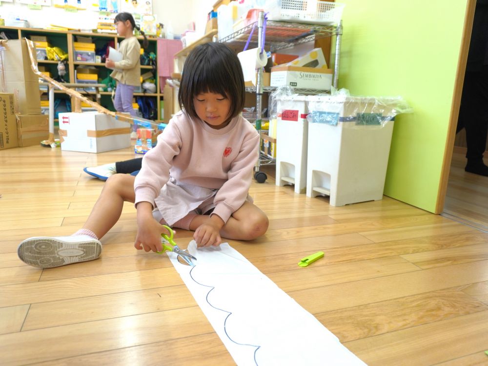 ドレスも自然物でかわいくデザインしていきます♡
最初はただ貼るだけだったけど…
ヒラヒラやえりを作ったりドレスの色を3段階に分けたりして
今までとは違う工夫をしてみました！
「ひらひらを切るのが難しかった！」
