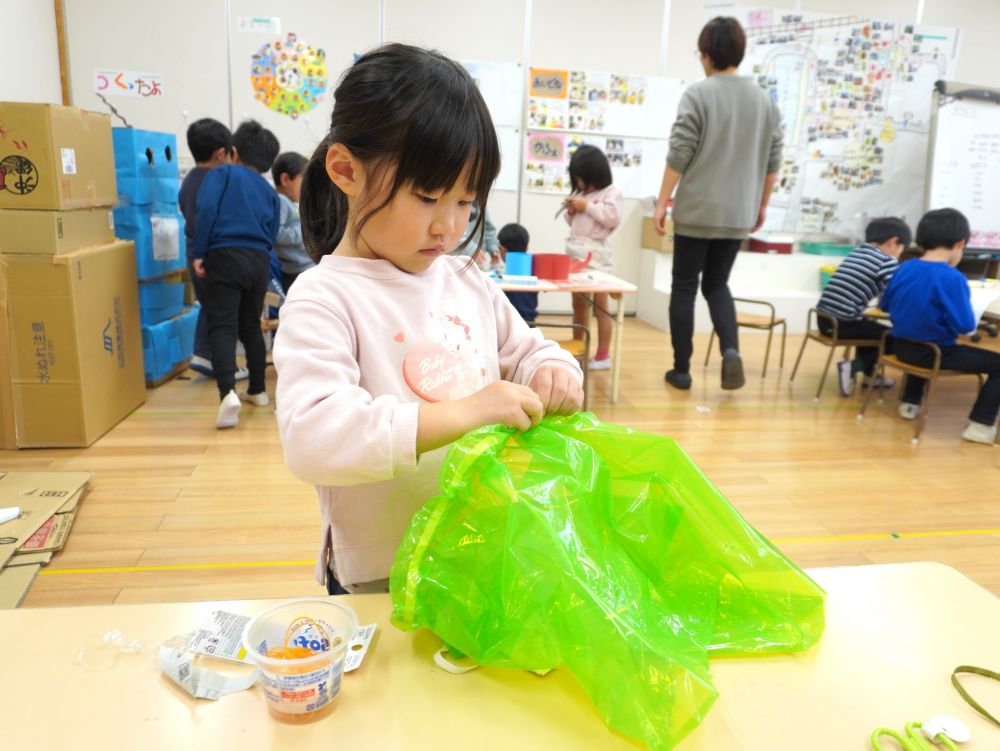 ゴムの通し方を教えてもらってスカート作りに挑戦！
ゴム通しが年長でもできちゃうんです！
できなさそうでできることが多いのが年長キリン組さんです♡
遊びを通して…　先生も子ども自身もそれに気付きます♡