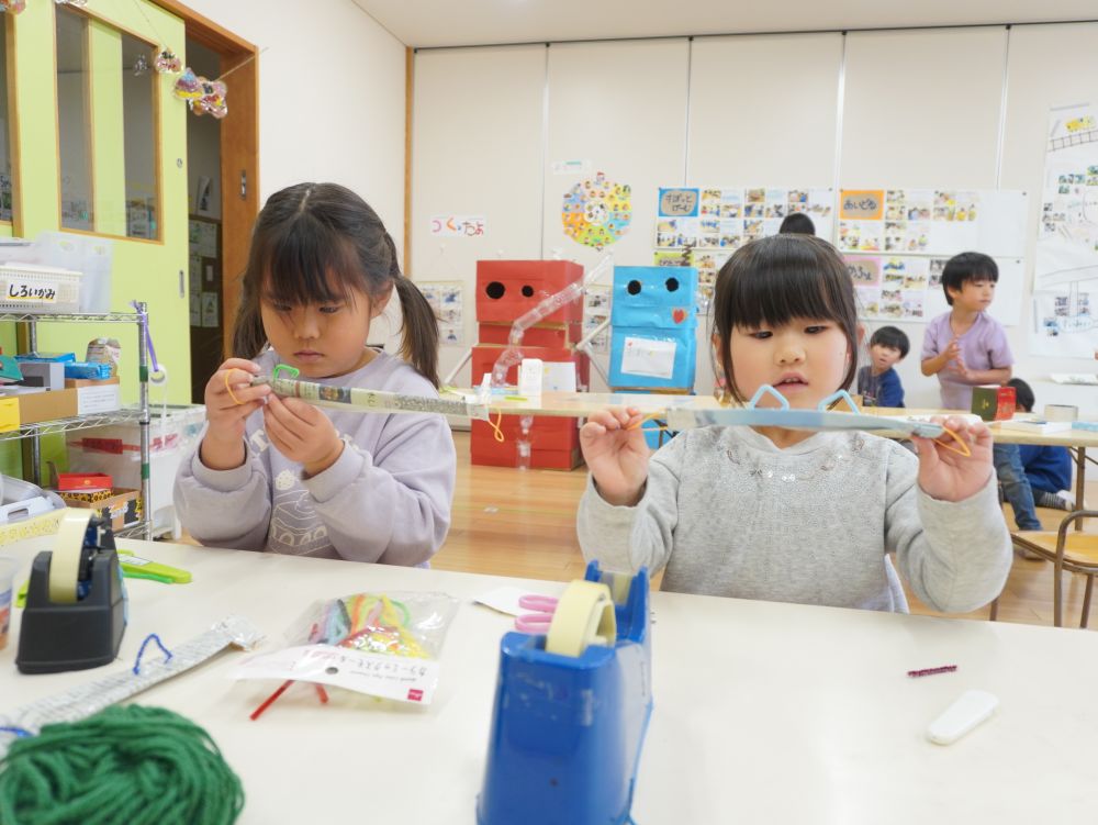 素材ももっと見て…　知って…　活用する♡
今までは使わなかった素材も使えることを知ったり
新しい使い方を教えてもらったりして遊びの幅が広がっています♡



ハロウィンのときに作った猫耳をいかして活用！
”モールと新聞紙で猫耳”
”毛糸とモールでリボンの髪飾り”
”毛糸とどんぐりでネックレス”
いろいろなアクセサリー作りに取り組んでいます♡
