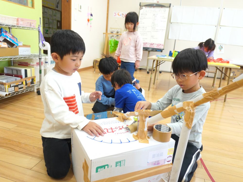 机を使わずに…段ボールに立てることに！
段ボールと芯を固定するとき
倒れないようにガムテープの貼り方を考えました☆