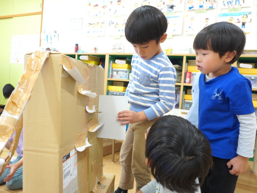 ガムテープでは補強できないことに気付き新しい素材を使ってみたり
コースを増やそうと新しい道を作ってみたり
やってみて…失敗して…
初心に戻って新しく一から作り直すことの大切さにも気付く♡



芯をつなげなくても道が作れる！
ピタゴラスイッチみたいです☆