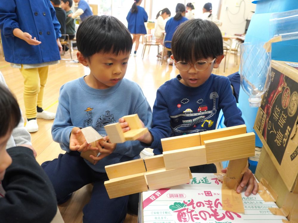 芯だとふにゃふにゃがなおらないので…
木材を使って道作り☆
「ボンドでくっつけるのが難しかった～」
