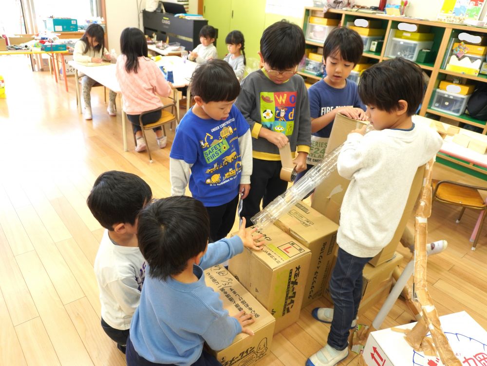 ペットボトルも使っていろいろな素材の道ができています！
ペットボトルの中で段ボールの丸がひっくりかえるようにしたり
直線だけでなく曲がり道を作ったりなど
たくさん試行錯誤しながら作っています！
