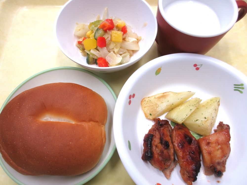 ロールパン

鶏肉のバーベキューソース

焼ポテト

マセドアンサラダ

牛乳