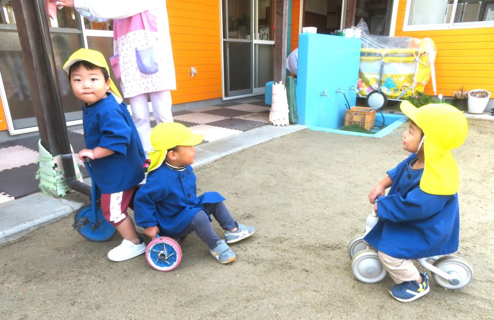 大人気の三輪車！
みんな乗りたくて順番待ち…
「かーわって」
「あーとで」のやりとりが続いていきます
様子を見守りながら声をかけようかなと思った時でした
「一緒に乗ろう！」
「うん！いいよ！」
子ども達は自分達で解決策をみつけていきます

その後は仲良く園庭のドライブを楽しみました♡
