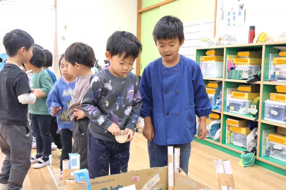 　「あそこに入れたら当たりじゃけーね！」
　「いれるぞ～！！」
目の前に見えるステキな景品を見てやる気満々！
ルールを丁寧に教えてくれるキリン組さんと
一緒に楽しむ！