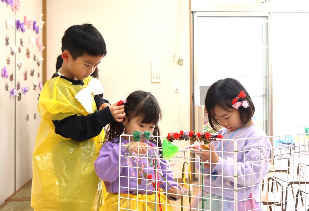 　「これもかわいい～♡」
　「つけてあげよっか？」
かわいいアクセサリーに夢中のふたり♡
キリン組さんがアクセサリーを付ける姿を
じーっと見ていたHくん
そっとお手伝いする姿も…♡

秋の自然物を取り入れ、おもしろい遊びが
いっぱい詰まった『どんぐりばんぱく』
ゾウ組さんの遊びもさらに広がりそうだね！