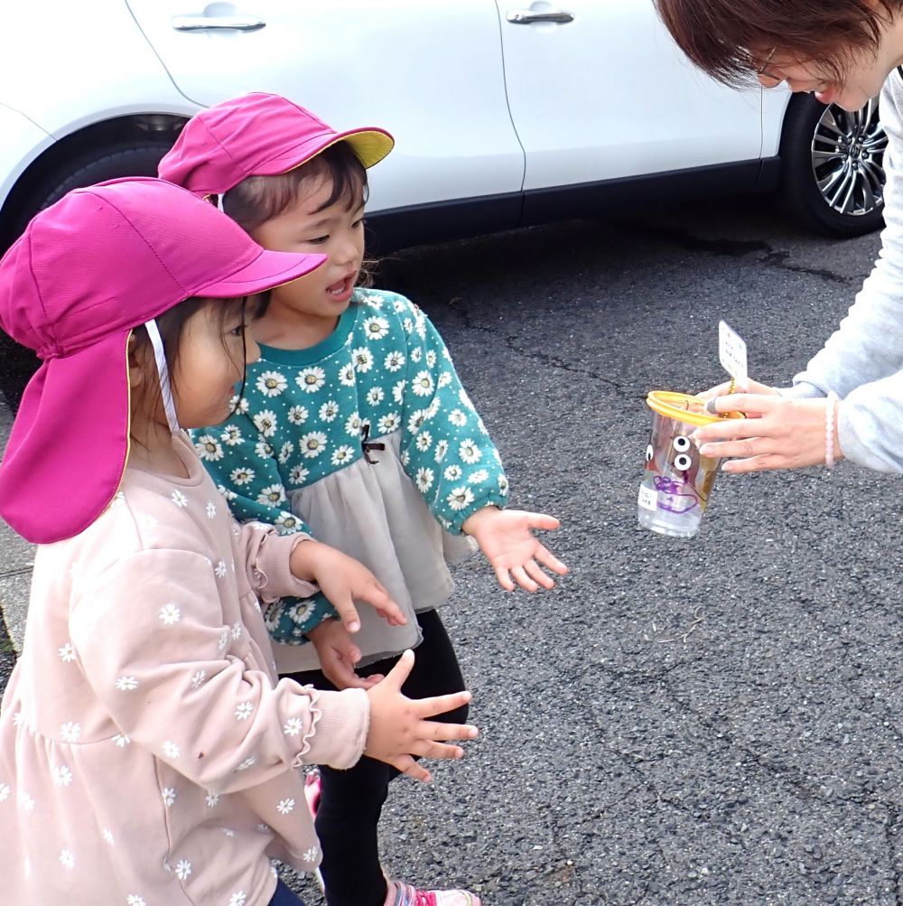 拾ってきた落ち葉を使って作った
　ペン立てをプレゼント🎁