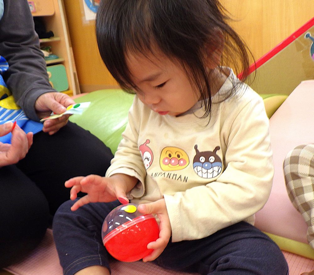 🐰カプセルにシールを　ペタッ！