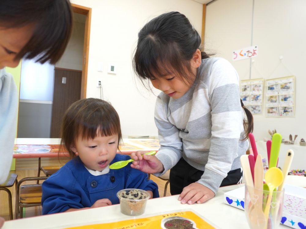 「はいどうぞ♡」
口に運ぶとあーんと自然に口を開けるヒヨコ組さん♡
普段は見られないやりとりも見ることができました！