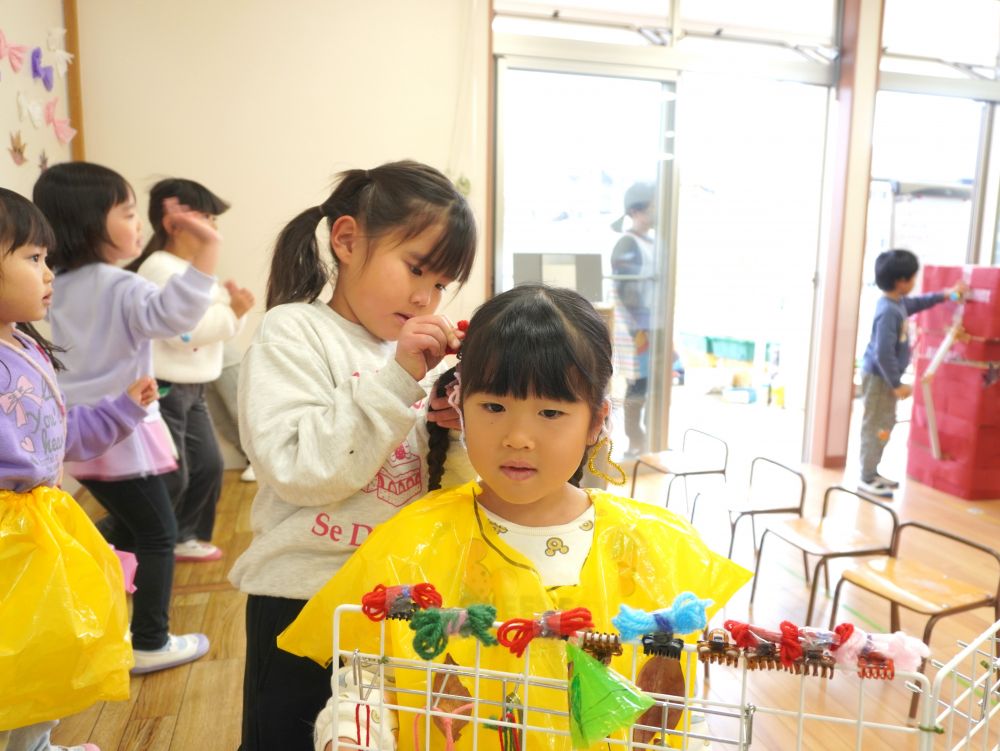 目線を合わせて話したり…
難しいことは手伝ってあげたり…
それが自然にできるようになっていて
年長児としての優しさがたくさんみれました♡



【アイドル】
「これもつける？つけてあげる！」
「ネックレスもあるよ～」
積極的に声を掛けながら衣装やアクセサリーを付けてあげる♡