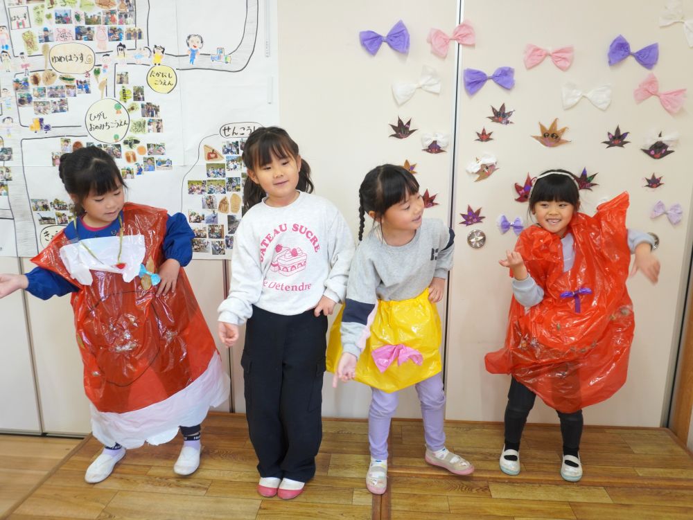 キリン組さん同士でもお店を行き来して遊びました！
お店の人もいいけど・・・
友達と　友達が作った遊びで遊ぶって
最高に楽しい！♪