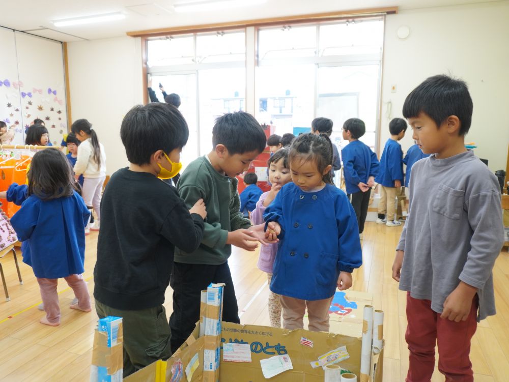 言葉では伝わらない難しさ・・・
どうしたら伝わるか悩んで…　考えて…
自分が手本を見せると伝わることに気付きました♡



「カップに入れてね…あたりとはずれがあってね…」
説明をしても正しい遊び方は伝わらない！！！
やりながら気付いて学ぶことがあります♡