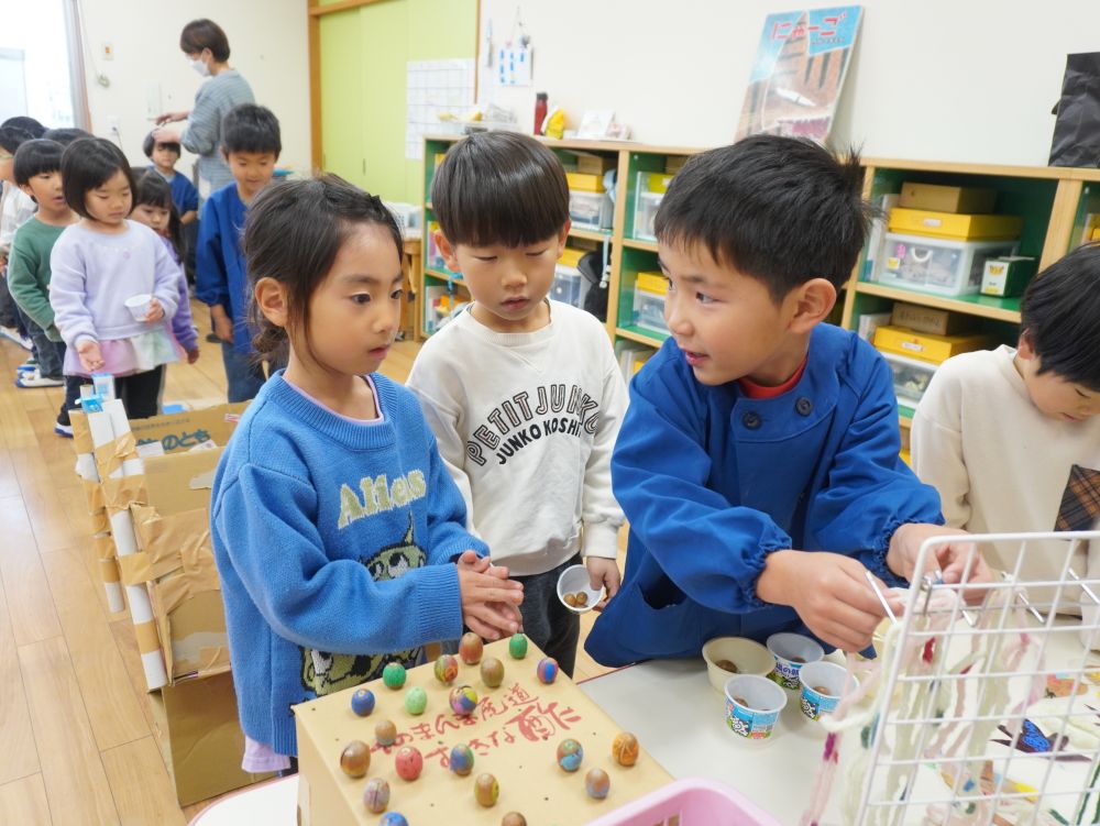 「あたりだったから景品があるよ！」
「どのネックレスにする？」
どれにするか選ばせてあげて友達の意見を大切にしています♡