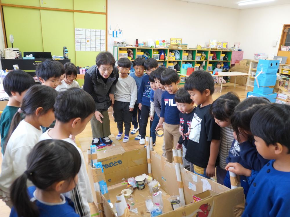 実は前・・・
園長先生も遊びに来てくれました！！
「やってみて～」
「あたりに入った！おめでとうー！」
「やったー！でもあたっても何もないのか～…」
園長先生のこの一言でお客さんにもっと喜んでもらえる景品を作ることにつながりました♡