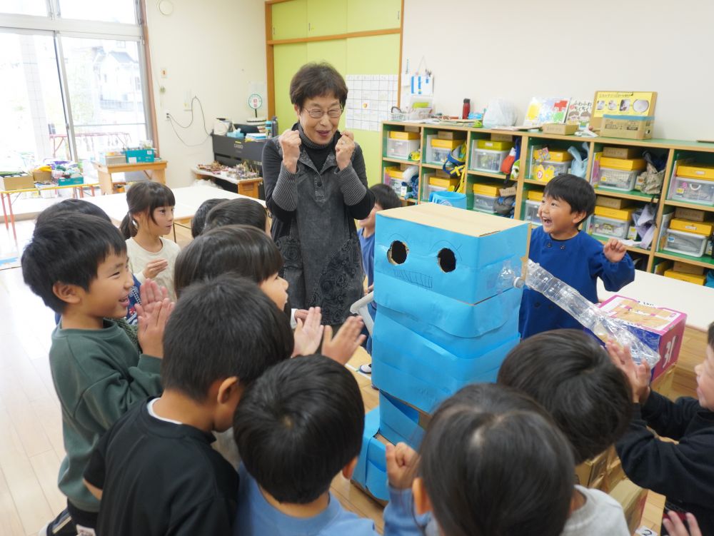 お客さんの楽しそうな姿を見たり
「すごーい」と褒めてもらったりすることで
自信に繋がって達成感を感じたと思います♡



【ピタゴラスイッチ】
こちらにも遊びに来てくれた園長先生！
ロボットに興味を惹かれて「やりたい！」と言ってくれました♡
園長先生も子どもたちも楽しそう♡