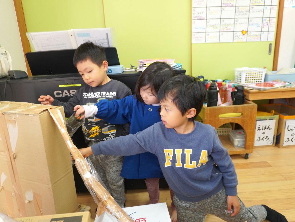 「ここから入れてね！」
「下に落ちてくるよ！」
「早いからよく見とってね」
「落ちたー！すごーい！」
遊び方を優しく丁寧に説明します！