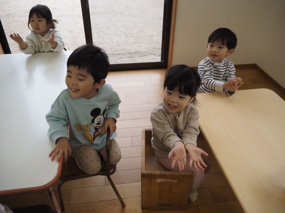 ガタンガタンとみんなの前にやってきたのは・・・？
黒くて大きな大きな【ピ・ア・ノ】

曲が始まると「この歌知ってる！」と言わんばかりに
友達と顔を見合わせニッコリ

嬉しそうにする姿が見られます！