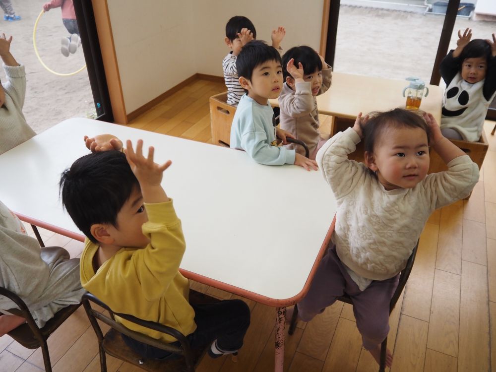 最近のお気に入りの歌は「トントンクリスマス」

クリスマスが待ち遠しいクマ・ヒヨコ組さん
真似をしながら「トナカイさん♪サンタさん♪」
とポーズを決めて歌ってます😊