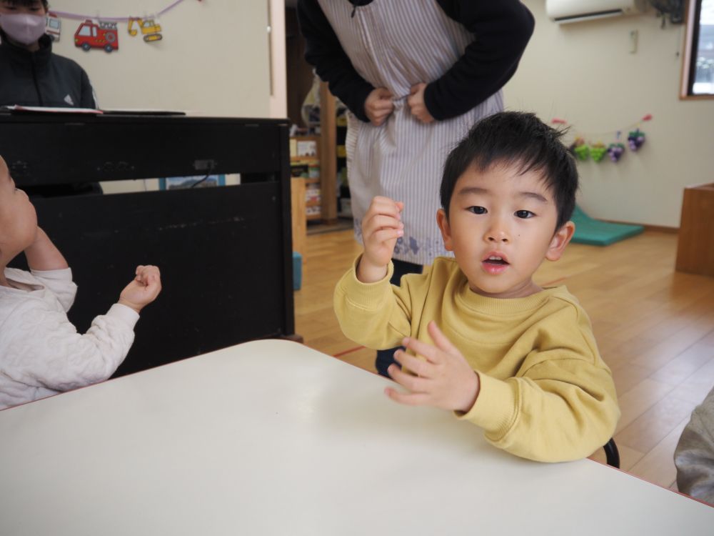 曲が終ると「もう1回！」とアンコール！

何度も歌ううちに動きや歌詞を覚え、
それぞれ表現して楽しむ姿も
見られるようになってきています♡