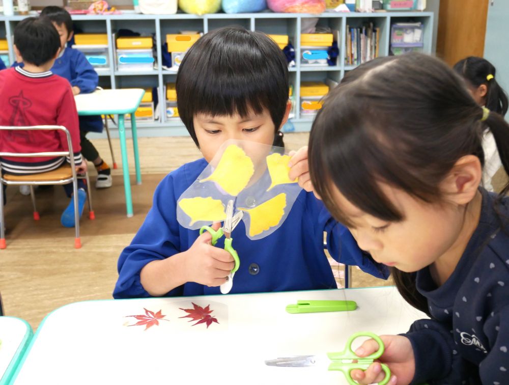 自分の好きな形を選び切っていく
「かわいいな～」　「キレイ～！！」
素直にその言葉が出る…
子ども達の感性は豊かですね♪