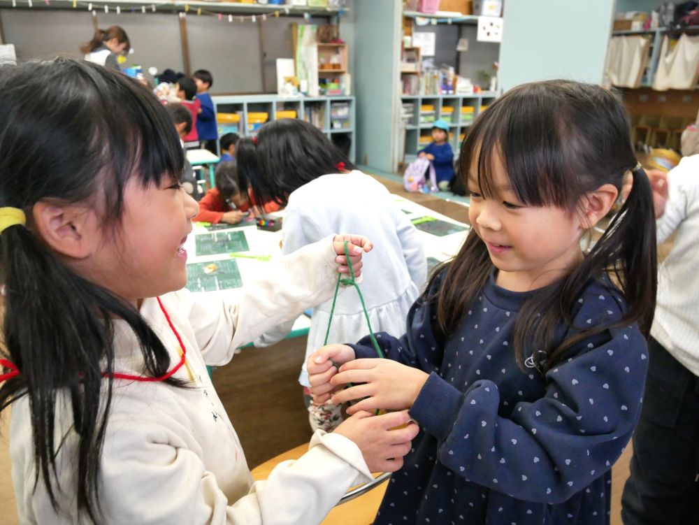 自分で身に付け満足感を感じたり、
友達と交換したり、見せ合ったり
葉っぱを拾うだけではなく
それを使って遊ぶ事で、遊びもどんどん広がる