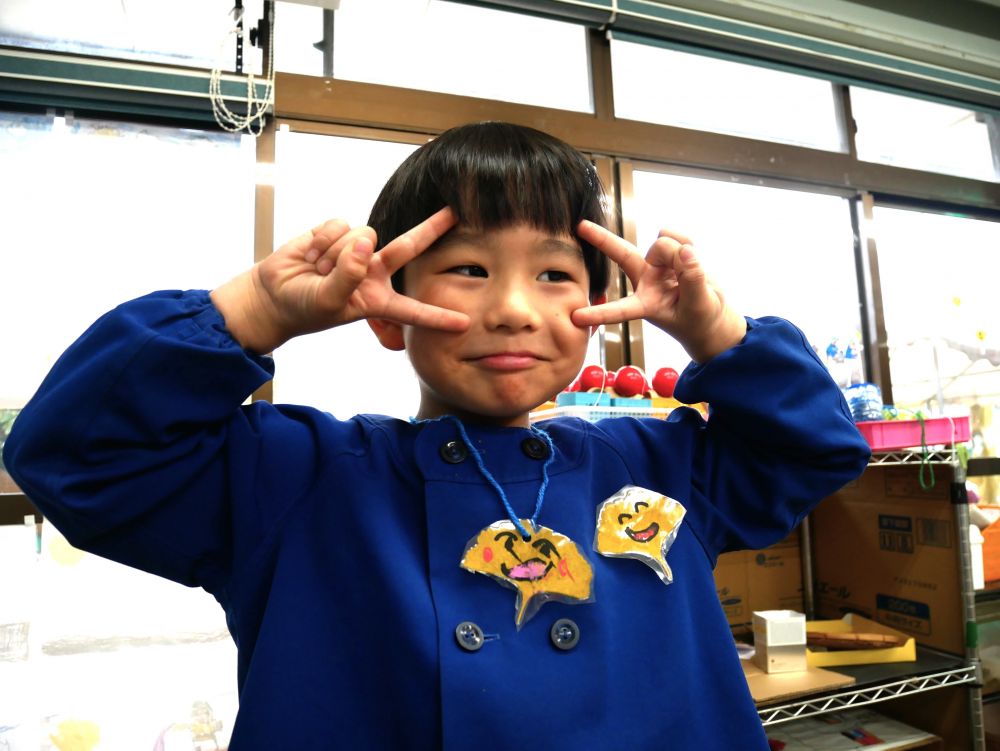 「僕はどっちも作る！！」
ネックレスに名札にいっぱい持っていたＴくん
「これあげるよ♡」

短い秋を満喫していたキリン組さん
冬は何して遊ぼうかな～♡