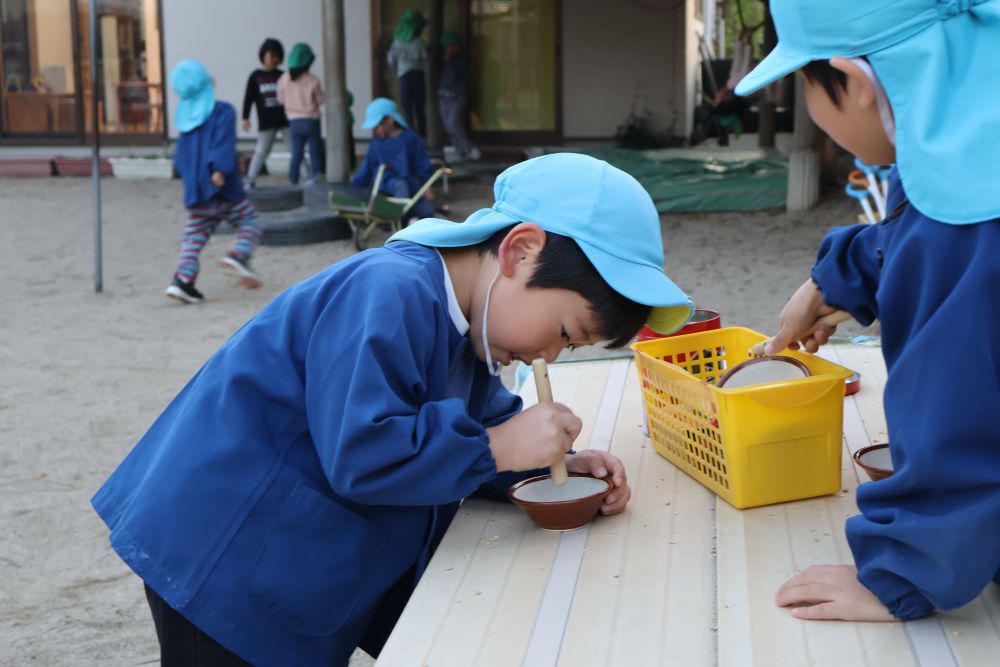 少し前の話になりますが。。。

園庭で育てた稲を収穫。給食で食べたいねと「脱穀」をし、玄米に。
だっこく？どうやるの？

すり鉢とすりこ木を使って、ゴリゴリゴリ・・・
ふ～っと優しく息を吹きかけてもみ殻を飛ばします。