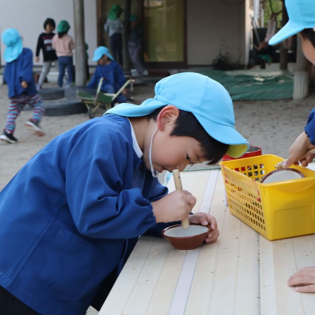 脱穀　おいしいお米にな～れ💕　＊4歳児＊