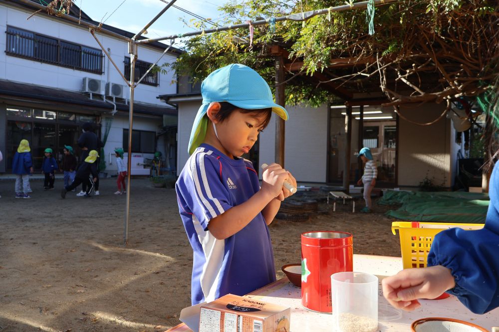 指でもとれるかも…
指先で小さな粒を挟んで、慎重にむいでいます(*^-^*)