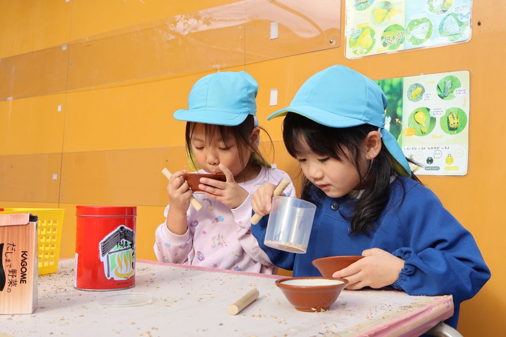 どれくらいできたかな？
玄米になったお米。ときどき確認しながら「ごりごり、ふーふー」
たくさんお米になるとうれしいね。

今月の給食で食べるのが楽しみです🎵