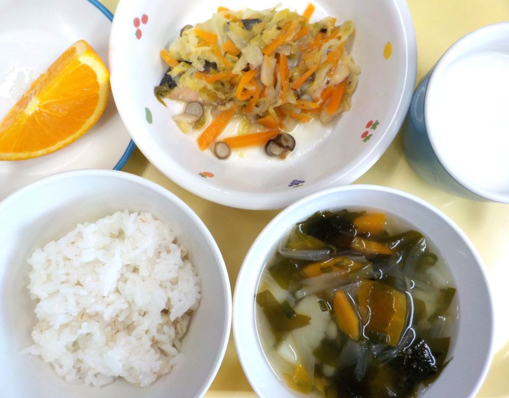 麦ご飯

鮭のちゃんちゃん焼き

わかめスープ

オレンジ

牛乳
