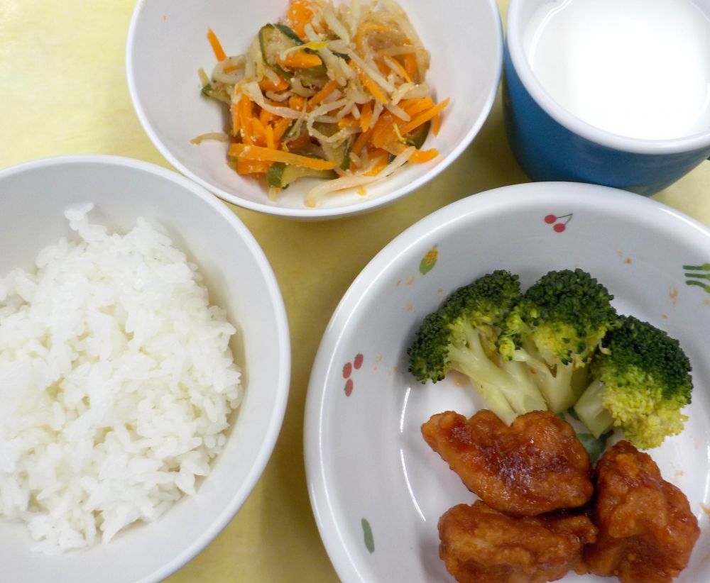 ご飯

鶏肉の甘辛揚げ

ゆでブロッコリー

もやしのナムル

牛乳