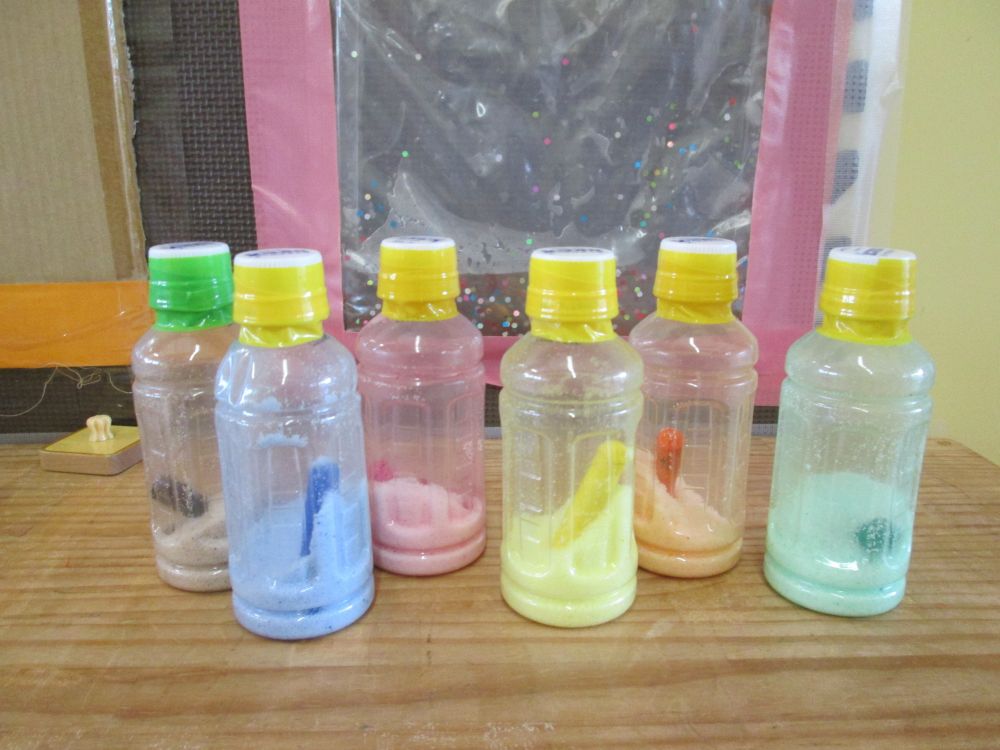 ウサギ組に新しい手作りおもちゃが登場しました

”ソルトマラカス”

ペットボトルに、塩とクレヨンを入れただけのおもちゃですが、振れば振るほど塩が色づいてきます
