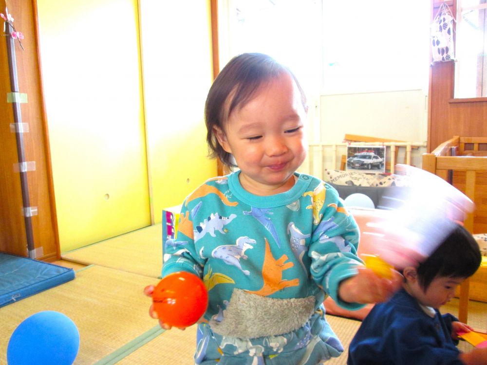 リズム遊び大好きSくんノリノリでフリフリ♡
どんどん色がついていくマラカスに釘付けのウサギ組さんです

ぜひお家でも作ってみてください！