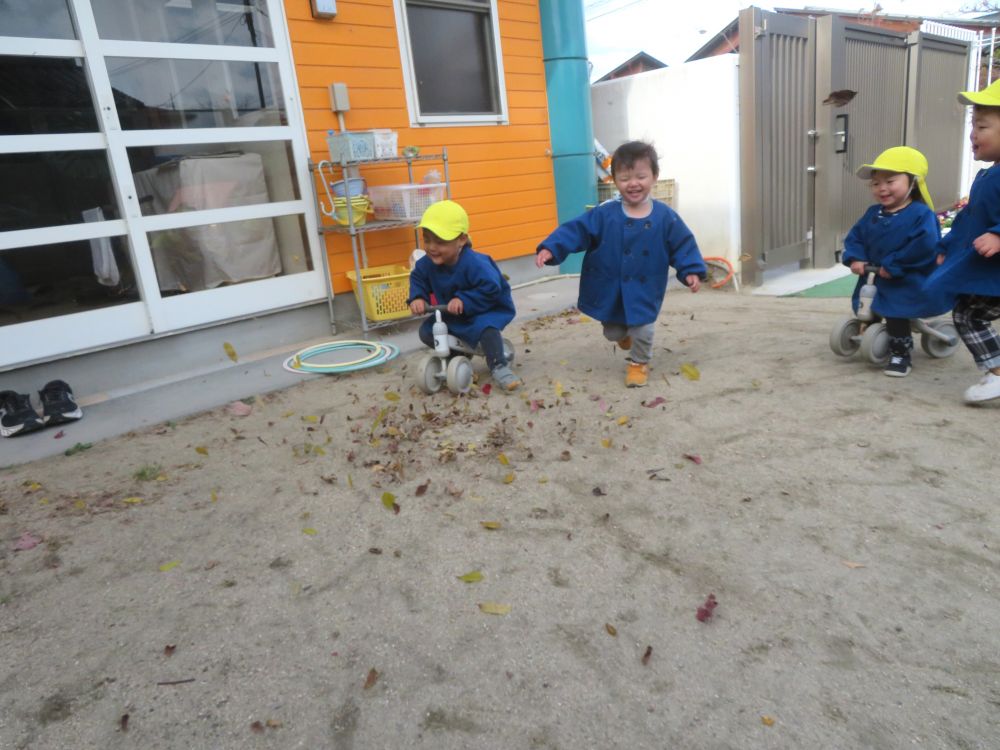 いよいよ冬の到来といった様子で園庭に冷たい風が吹き込んできました
するとその風が園庭の隅でつむじ風になり、落ち葉がクルクルと舞い始めました♪

「うわぁ！！まわってる～！！」
「きたー！！」

巻きあがる落ち葉に子どもたちはたちまち大興奮！！
風とおいかけっこするかのように走り出しました！
