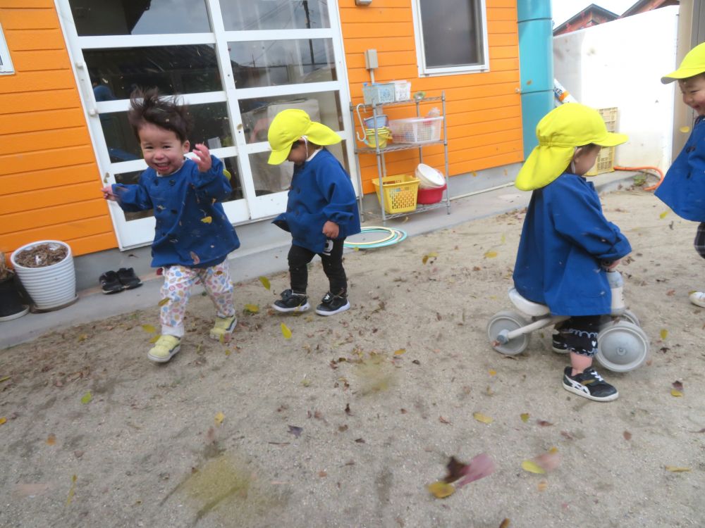 強い風に包み込まれるように子どもたちは風と一緒にかけまわります！

あっという間にたくさんの子どもたちが集まってきました

つむじ風のおもしろさに笑顔がはじけます♡