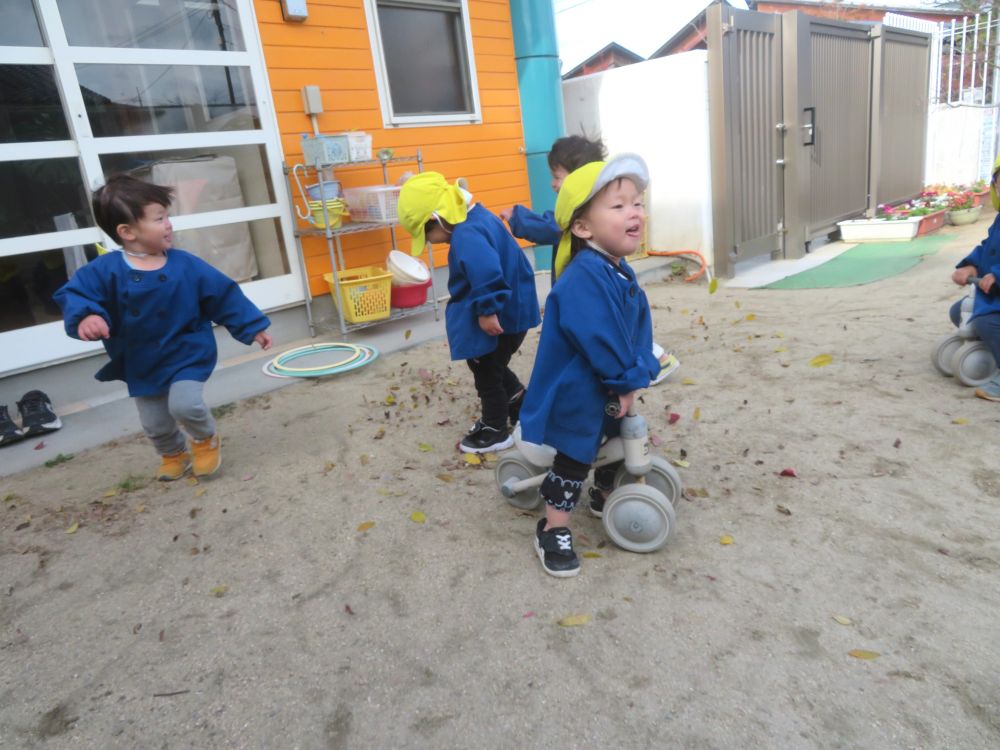 つむじ風は吹いたり、止んだりを繰り返します

「そろそろ風が吹きそう・・・」
つむじ風の気配を感じ取るようにじっと立ち止まるYちゃん

冷たく吹き抜ける風・・・
だんだんと強まる風・・・
くるくる舞う風・・・
季節ならではの風を体感しながら元気いっぱい遊んでいます♪